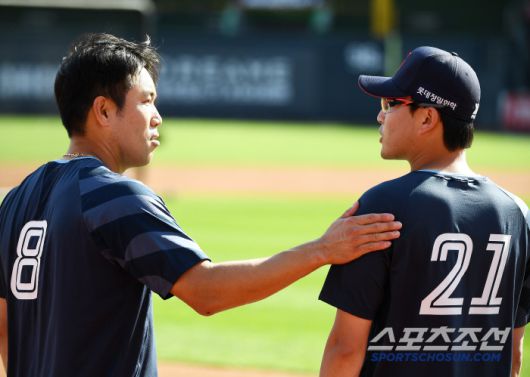 11일 수원 KT위즈파크에서 열린 롯데-KT전. 롯데 전준우가 박세웅을 격려하고 있다. 수원=정재근 기자 cjg@sportschosun.com/2025.6.11/