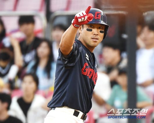 11일 수원 KT위즈파크에서 열린 롯데-KT전. 3회초 2사 1, 3루 전준우가 1타점 적시타를 친 후 기뻐하고 있다. 수원=정재근 기자 cjg@sportschosun.com/2025.6.11/