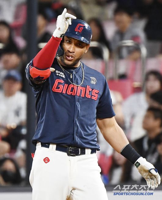 11일 수원 KT위즈파크에서 열린 롯데-KT전. 8회초 2사 만루 레이예스가 2타점 역전 적시타를 친 후 기뻐하고 있다. 수원=정재근 기자 cjg@sportschosun.com/2025.6.11/