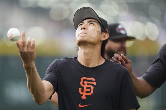 이정후가 경기 전 공을 들고 몸을 풀고 있다. AP연합뉴스