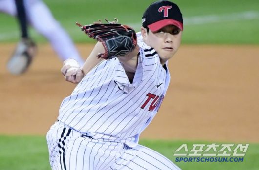 13일 서울 잠실구장에서 열린 KT와 LG의 한국시리즈 5차전. 7회초 2사 1루 함덕주가 투구하고 있다. 잠실=정재근 기자 cjg@sportschosun.com/2023.11.13/