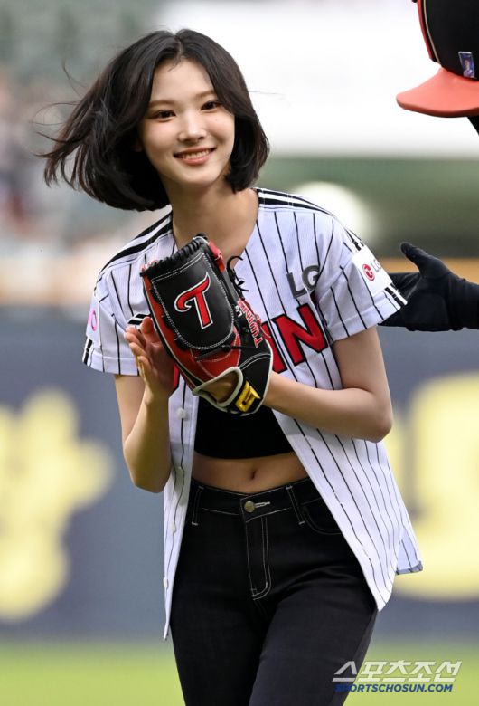 12일 잠실야구장에서 열린 SSG와 LG의 경기, 걸그룹 하츠투하츠(Hearts2Hearts)의 지우와 이안이 시구와 시타를 맡았다. 힘차게 공을 던지는 지우의 모습. 잠실=허상욱 기자wook@sportschosun.com/2025.06.12/