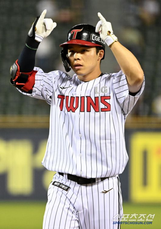 12일 잠실야구장에서 열린 SSG와 LG의 경기, 5회말 2사 2,3루 문성주가 1타점 동점타를 치고 기뻐하고 있다. 잠실=허상욱 기자wook@sportschosun.com/2025.06.12/