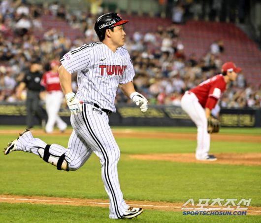 12일 잠실야구장에서 열린 SSG와 LG의 경기, 5회말 2사 1,3루 대타 박동원이 역전 2타점 2루타를 치고 있다. 잠실=허상욱 기자wook@sportschosun.com/2025.06.12/