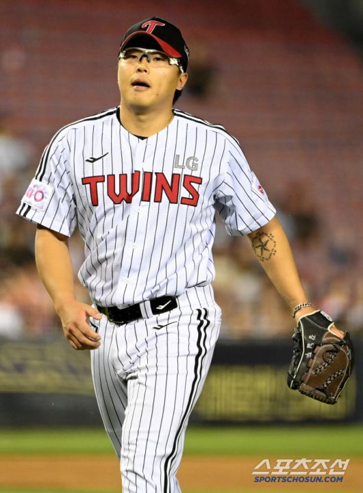 12일 잠실야구장에서 열린 SSG와 LG의 경기, 7회초 위기를 넘긴 이지강이 더그아웃으로 향하고 있다. 잠실=허상욱 기자wook@sportschosun.com/2025.06.12/