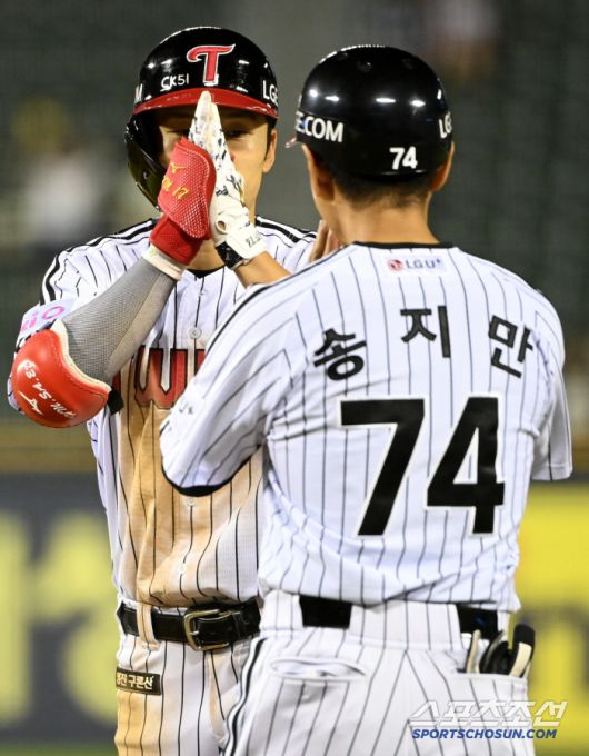 12일 잠실야구장에서 열린 SSG와 LG의 경기, 7회말 2사 1루 박해민이 적시타를 치고 기뻐하고 있다. 잠실=허상욱 기자wook@sportschosun.com/2025.06.12/