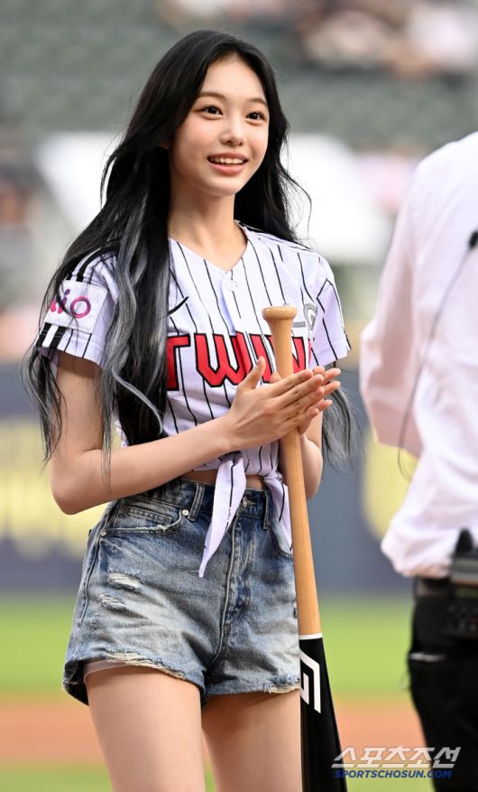 12일 잠실야구장에서 열린 SSG와 LG의 경기, 걸그룹 하츠투하츠(Hearts2Hearts)의 지우와 이안이 시구와 시타를 맡았다. 시타를 하는 이안의 모습. 잠실=허상욱 기자wook@sportschosun.com/2025.06.12/