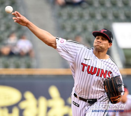 12일 잠실야구장에서 열린 SSG와 LG의 경기, LG 선발투수 치리노스가 역투하고 있다. 잠실=허상욱 기자wook@sportschosun.com/2025.06.12/