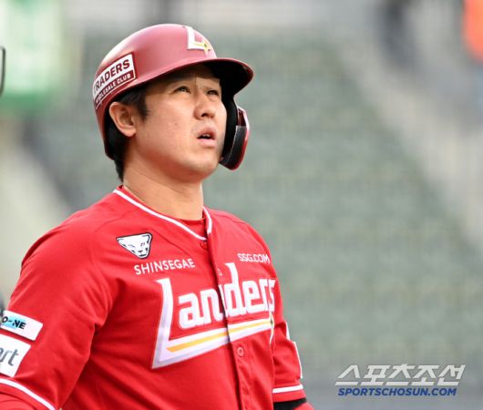 12일 잠실야구장에서 열린 SSG와 LG의 경기, 1회초 타석에 나선 SSG 최정의 눈에 훈련전 입은 부상의 흔적이 남아 있다. 잠실=허상욱 기자wook@sportschosun.com/2025.06.12/