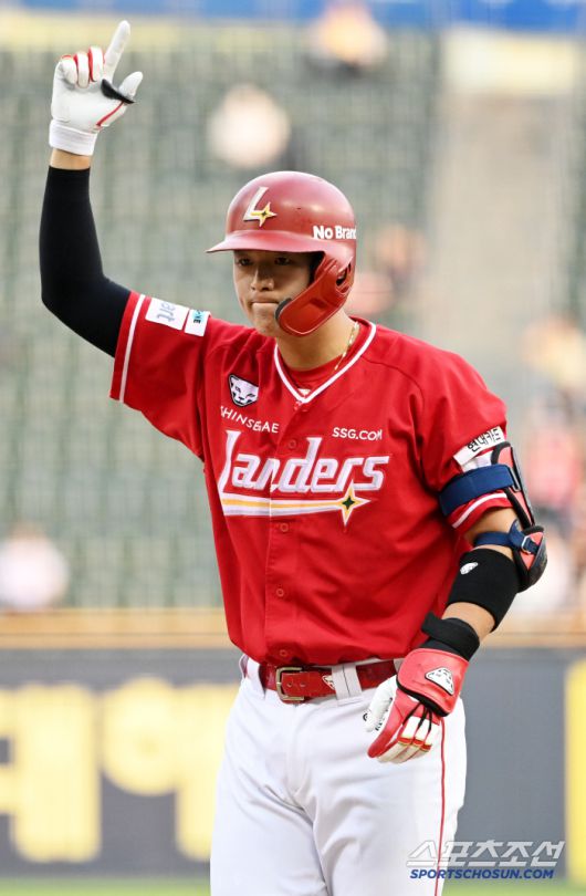 12일 잠실야구장에서 열린 SSG와 LG의 경기, 2회초 1사 만루 SSG 조형우가 역전 2타점 적시타를 치고 기뻐하고 있다. 잠실=허상욱 기자wook@sportschosun.com/2025.06.12/