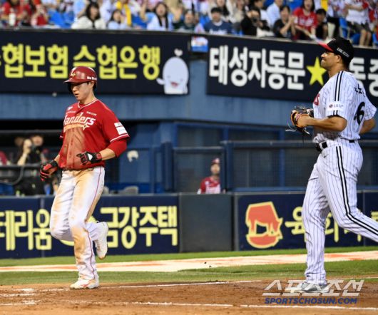 12일 잠실야구장에서 열린 SSG와 LG의 경기, 4회초 2사 2,3루 3루주자 박성한이 스트라이크 아웃 낫아웃을 당한 김찬형의 뒤로 공이 빠지자 홈인하고 있다. 잠실=허상욱 기자wook@sportschosun.com/2025.06.12/