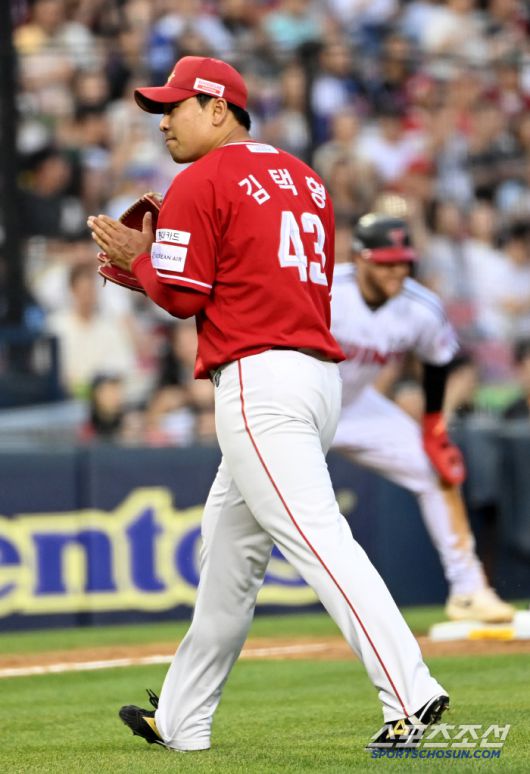 12일 잠실야구장에서 열린 SSG와 LG의 경기, 3회말 2사 만루 위기를 넘긴 김택형이 기뻐하고 있다. 잠실=허상욱 기자wook@sportschosun.com/2025.06.12/