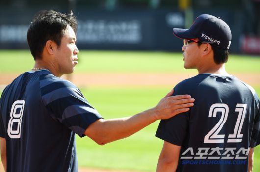11일 수원 KT위즈파크에서 열린 롯데-KT전. 롯데 전준우가 박세웅을 격려하고 있다. 수원=정재근 기자 cjg@sportschosun.com/2025.6.11/