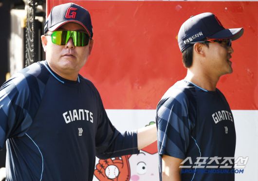 11일 수원 KT위즈파크에서 열린 롯데-KT전. 롯데 주형광 투수코치가 박세웅을 격려하고 있다. 수원=정재근 기자 cjg@sportschosun.com/2025.6.11/