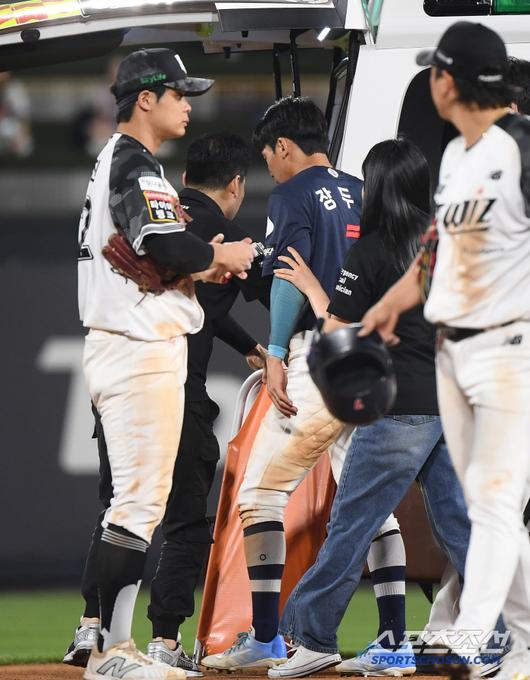 12일 수원 KT위즈파크에서 열린 롯데-KT전. 10회초 1사 1루 고승민 타석에서 1루주자 장두성이 견제구가 빠지자 2루로 진루했다. 하지만 그 상황에서 부상을 당해 구급차에 오르고 있다. 수원=정재근 기자 cjg@sportschosun.com/2025.6.12/