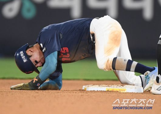 12일 수원 KT위즈파크에서 열린 롯데-KT전. 10회초 1사 1루 고승민 타석에서 1루주자 장두성이 견제구가 빠지자 2루로 진루했다. 하지만 그 상황에서 부상을 당해 고통스러워하고 있다. 수원=정재근 기자 cjg@sportschosun.com/2025.6.12/