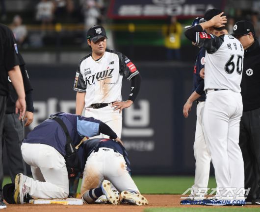 12일 수원 KT위즈파크에서 열린 롯데-KT전. 10회초 1사 1루 고승민 타석에서 1루주자 장두성이 견제구가 빠지자 2루로 진루했다. 하지만 그 상황에서 부상을 당해 고통스러워하고 있다. 수원=정재근 기자 cjg@sportschosun.com/2025.6.12/