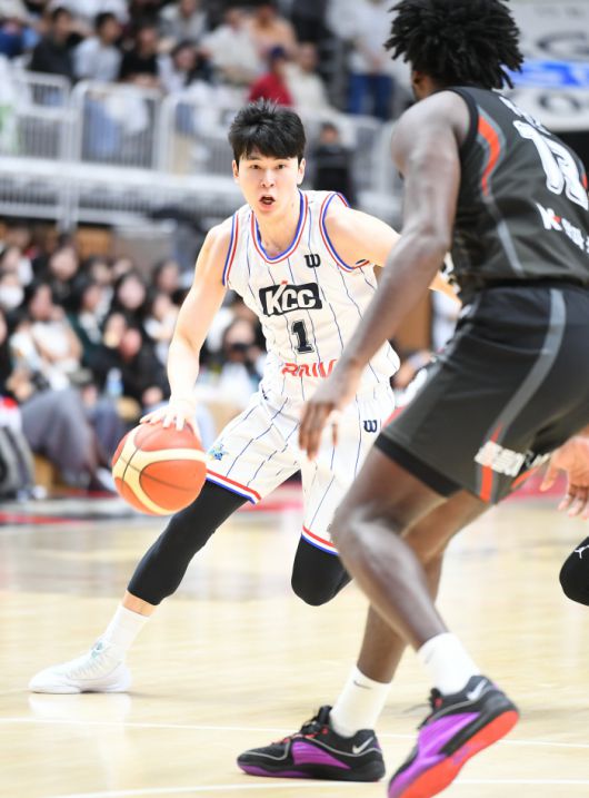 KCC 이호현이 경기 중 드리블 돌파를 시도하고 있다. 사진제공=KBL