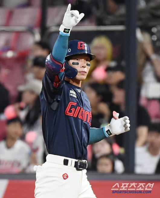 12일 수원 KT위즈파크에서 열린 롯데-KT전. 6회초 1사 장두성이 안타를 친 후 기뻐하고 있다. 수원=정재근 기자 cjg@sportschosun.com/2025.6.12/