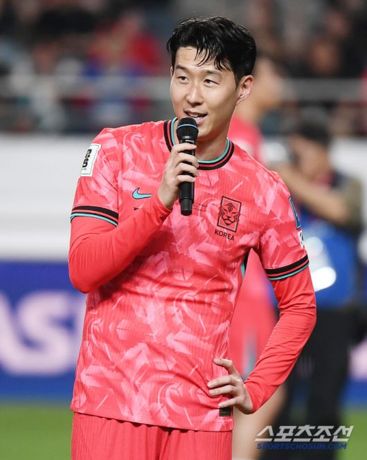 10일 서울월드컵경기장에서 열린 대한민국과 쿠웨이트의 2026년 북중미월드컵 아시아 3차예선 B조 최종전. 대한민국이 4대0 승리를 거둔 후 열린 월드컵 진출 축하행사에서 손흥민이 감사 인사를 전하고 있다. 상암=정재근 기자 cjg@sportschosun.com/2025.6.10/