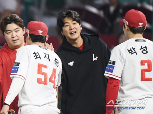 11일 인천 SSG랜더스필드에서 열린 KIA-SSG의 더블헤더 2차전.  SSG가 1, 2차전을 모두 승리했다. 승리투수 김광현이 선수들과 하이파이브하고 있다. 인천=정재근 기자 cjg@sportschosun.com/2025.5.11/