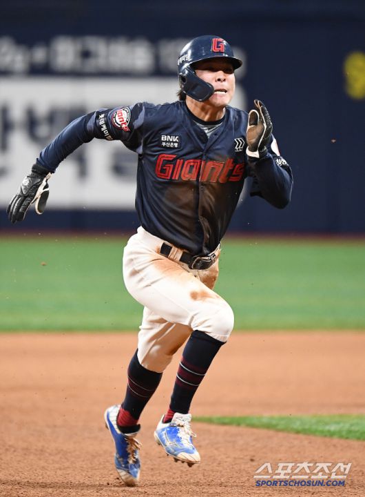 1일 서울 고척스카이돔에서 열린 롯데-키움전. 8회초 2사 1루 이호준 타석. 1루 대주자 김동혁이 2루 도루 성공 후 공이 빠지자 3루로 달리고 있다. 고척=정재근 기자 cjg@sportschosun.com/2025.5.1/