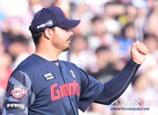 8일 잠실구장에서 열린 두산과 롯데의 경기. 3회 투구를 마치고 주먹을 쥐어보이는 롯데 선발 감보아. 잠실=송정헌 기자songs@sportschosun.com/2025.06.08/