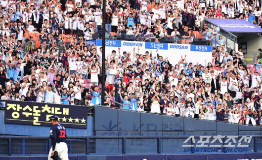 8일 잠실구장에서 열린 두산과 롯데의 경기. 7회말 마운드를 내려가는 롯데 선발 감보아에게 기립 박수를 보내고 있는 롯데 야구팬들. 잠실=송정헌 기자songs@sportschosun.com/2025.06.08/