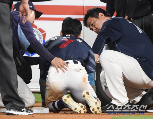 12일 수원 KT위즈파크에서 열린 롯데-KT전. 10회초 1사 1루 고승민 타석에서 1루주자 장두성이 견제구가 빠지자 2루로 진루했다. 하지만 그 상황에서 부상을 당해 구급차에 오르고 있다. 수원=정재근 기자 cjg@sportschosun.com/2025.6.12/