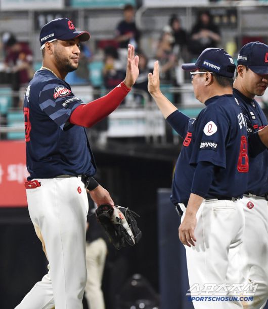 11일 수원 KT위즈파크에서 열린 롯데-KT전. 롯데가 4대3 역전승을 거뒀다. 김태형 감독이 레이예스를 맞이하고 있다. 수원=정재근 기자 cjg@sportschosun.com/2025.6.11/