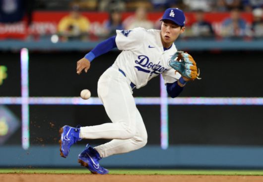 '김혜성에게 투표하라! 이미 올스타처럼 뛰고 있다'  간절히 꿈꾸면 현실이 된다. 지난 겨울 김혜성이 메이저리그 도전을 선언했을 때, 많은 이들이 '무모한 도전'이라고 생각했다. 하지만 김혜성은 해내고야 말았다. '월드시리즈 우승팀' LA다저스와 당당히 계약을 체결했고, 스프링캠프와 마이너리그를 거치더니 지난 달 초 빅리그 데뷔까지 해냈다.  또 다른 '꿈'이 현실로 다가오고 있다. 이번에는 '메이저리그 올스타전 출전'이다. 이제 더 이상 김혜성에게 '불가능'은 없다. 지금과 같은 페이스를 꾸준히 유지한다면 기적 같은 일이 현실로 나타날 수도 있다.   이미 메이저리그(MLB)에서도 김혜성의 올스타 발탁 가능성에 관해 언급하기 시작했다. 김혜성이 당당히 '올스타 장외후보 12인'에 이름을 올렸다.  <저작권자(c) 연합뉴스, 무단 전재-재배포, AI 학습 및 활용 금지>