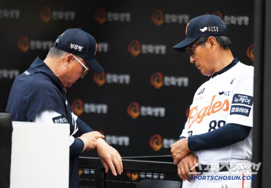 10일 대전 한화생명볼파크에서 열린 한화 이글스와 두산 베어스의 경기. 한화 김경문 감독과 양승관 코치가 플로리얼의 부상에 대해 대화를 나누고 있다. 대전=박재만 기자 pjm@sportschosun.com/2025.06.10/