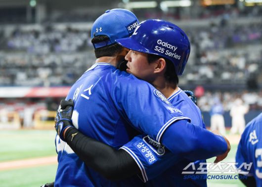22일 서울 고척스카이돔에서 열린 삼성-키움전. 8회초 2사 2루 구자욱이 투런포를 친 후 레예스와 포옹하고 있다. 고척=정재근 기자 cjg@sportschosun.com/2025.5.22/