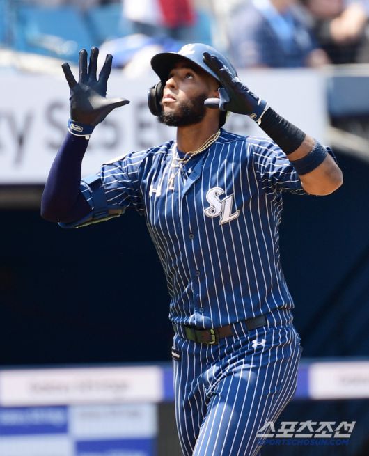 25일 대구 삼성라이온즈파크에서 열린 KBO리그 삼성과 KIA의 경기. 1회말 삼성 디아즈가 KIA 선발 윤영철을 상대로 투런 홈런을 날렸다. 세리머니를 펼치는 디아즈. 대구=송정헌 기자songs@sportschosun.com/2025.05.25/
