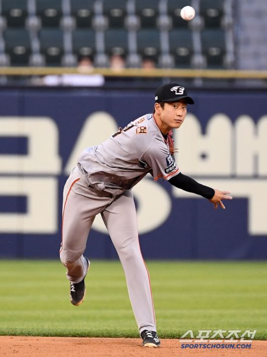 2022 KBO리그 LG 트윈스와 한화 이글스의 경기가 22일 잠실구장에서 열렸다. 3회말 1사 1,3루 LG 김현수의 타구를 한화 유격수 박정현이 잡아 1루로 송구하고 있다. 잠실=박재만 기자 pjm@sportschosun.com/2022.06.22/