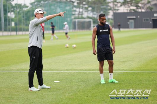 김은중 수원FC 감독이 안양전을 앞둔 전술 훈련에서 작전지시를 하는 모습. 사진제공=수원FC