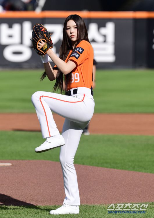 걸그룹 아일릿 윤아가 시구 행사를 펼쳤다. 힘차게 시구를 하고 있는 윤아.