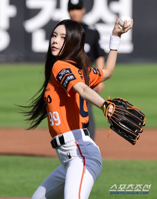 선수처럼 힘찬 시구를 펼치는 윤아.