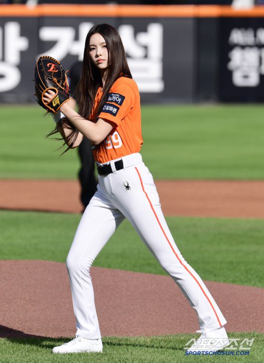 오렌지 유니폼 풀 장착. 힘차게 시구를 하고 있는 윤아.