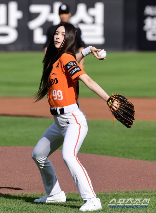 긴 머리카락 휘날리며 강렬한 시구.