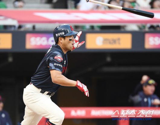 14일 인천 SSG랜더스필드에서 열린 롯데-SSG전. 8회초 2사 1, 3루 전준우가 1타점 적시타를 치고 있다. 인천=정재근 기자 cjg@sportschosun.com/2025.6.14/