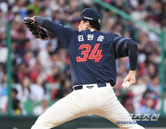 14일 인천 SSG랜더스필드에서 열린 롯데-SSG전. 9회말 등판한 김원중이 투구하고 있다. 인천=정재근 기자 cjg@sportschosun.com/2025.6.14/
