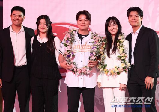 14일 인천 SSG랜더스필드에서 롯데-SSG전 종료 후 추신수의 은퇴식이 열렸다. 추신수가 가족과 함께 기념 사진을 찍고 있다. 인천=정재근 기자 cjg@sportschosun.com/2025.6.14/