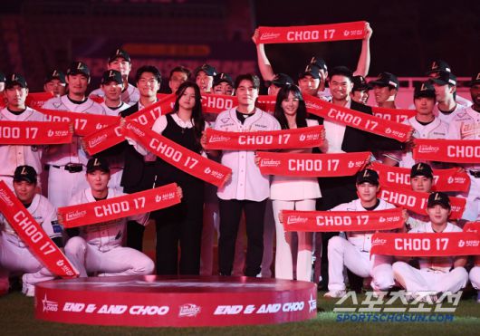 14일 인천 SSG랜더스필드에서 롯데-SSG전 종료 후 추신수의 은퇴식이 열렸다. 추신수가 가족, 선수들과 함께 기념사진을 찍고 있다. 인천=정재근 기자 cjg@sportschosun.com/2025.6.14/