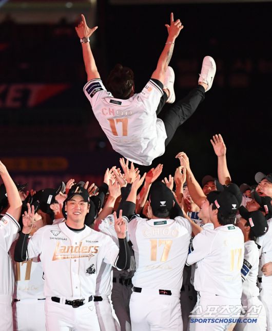 14일 인천 SSG랜더스필드에서 롯데-SSG전 종료 후 추신수의 은퇴식이 열렸다. 추신수가 그라운드를 돌아 2루에서 두 아들과 함께 포즈 취하고 있다. 인천=정재근 기자 cjg@sportschosun.com/2025.6.14/