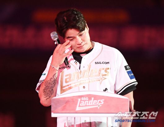 14일 인천 SSG랜더스필드에서 롯데-SSG전 종료 후 추신수의 은퇴식이 열렸다. 추신수가 은퇴 소감을 말하던 중 가족 얘기를 하며 눈시울을 글썽이고 있다. 인천=정재근 기자 cjg@sportschosun.com/2025.6.14/