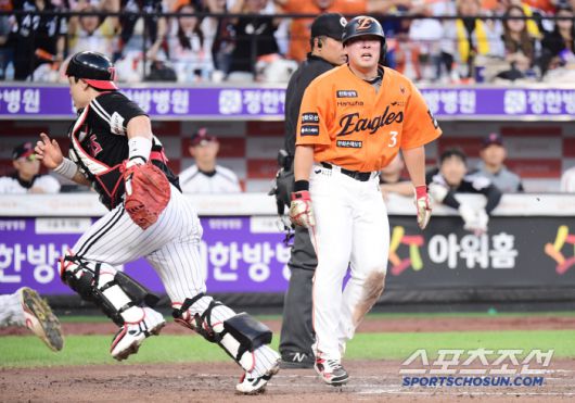 14일 대전 한화생명볼파크에서 열린 한화와 LG의 경기. 7회말 1사 1, 3루. 황영묵의 스퀴즈 번트 때 득점에 성공하고 있는 한화 안치홍. 대전=송정헌 기자songs@sportschosun.com/2025.06.14/