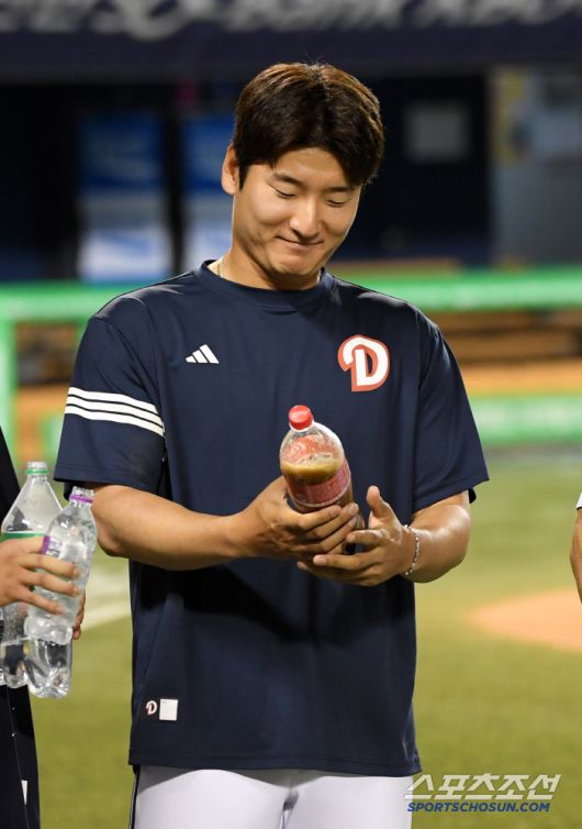 5일 잠실구장에서 열린 두산 베어스와 KIA 타이거즈의 경기. 10회말 2사 1,3루 두산 김민석 끝내기 안타로 승리한 곽빈이 기뻐하고 있다. 잠실=박재만 기자 pjm@sportschosun.com/2025.06.05/