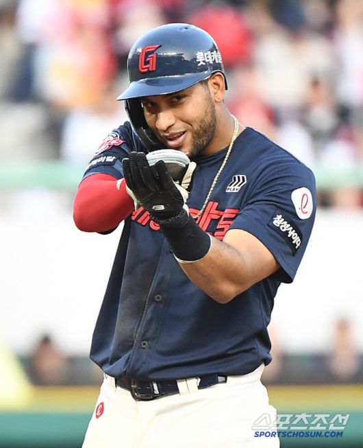 14일 인천 SSG랜더스필드에서 열린 롯데-SSG전. 8회초 2사 1, 3루 전준우가 1타점 적시타를 치자 레이예스가 박수를 보내고 있다. 인천=정재근 기자 cjg@sportschosun.com/2025.6.14/