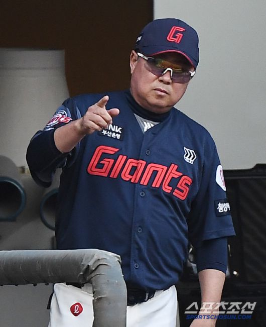 14일 인천 SSG랜더스필드에서 열린 롯데-SSG전. 8회초 롯데가 추가득점에 성공하자 김태형 감독이 기뻐하고 있다. 인천=정재근 기자 cjg@sportschosun.com/2025.6.14/